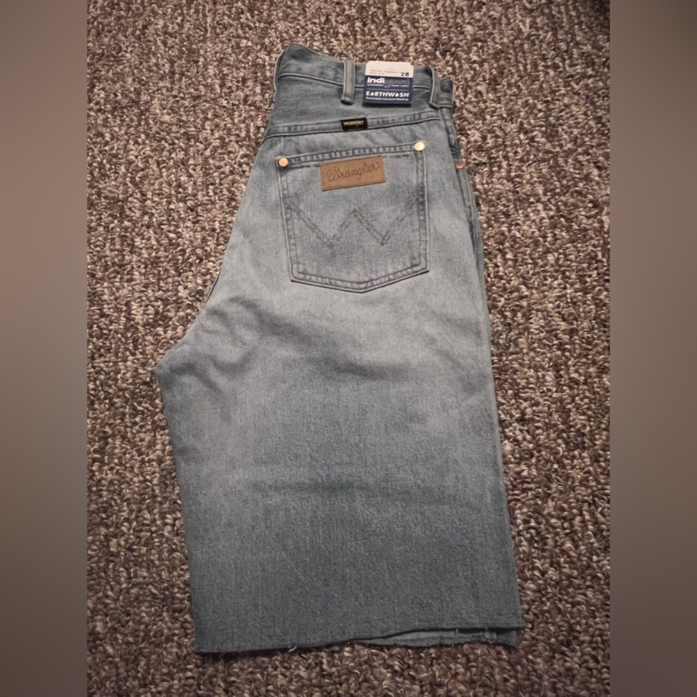 Wrangler women’s Bermuda high rise  style shorts